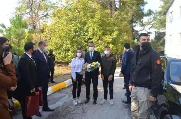 Son dakika haber! BALIKESİR - Milli Eğitim Bakanı Mahmut Özer, meslek lisesi ziyaretinde bulundu