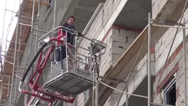 Bozayılar yiyecek bulmak için yerleşim yerlerine iniyor