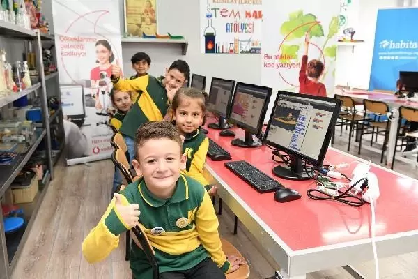 'Bu Atıklar Kod Yazıyor' projesine Vodafone iş ortaklarından destek