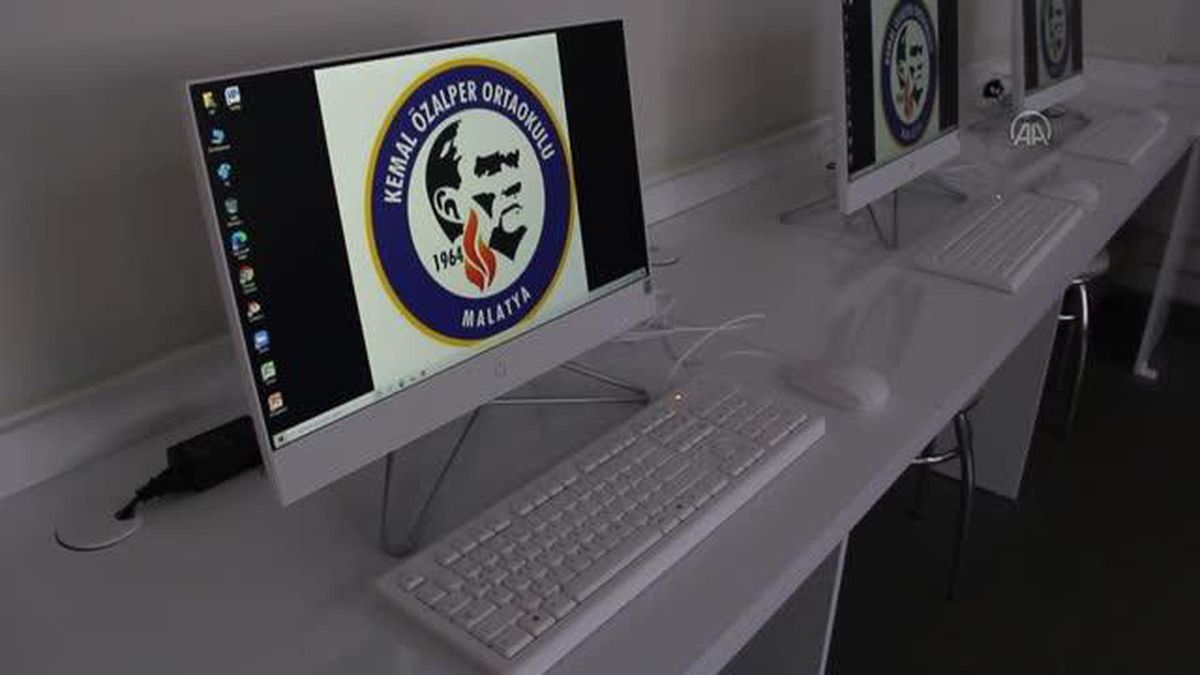 CHP Genel Başkan Yardımcısı Ağbaba, annesi adına bilgisayar laboratuvarı yaptırdı