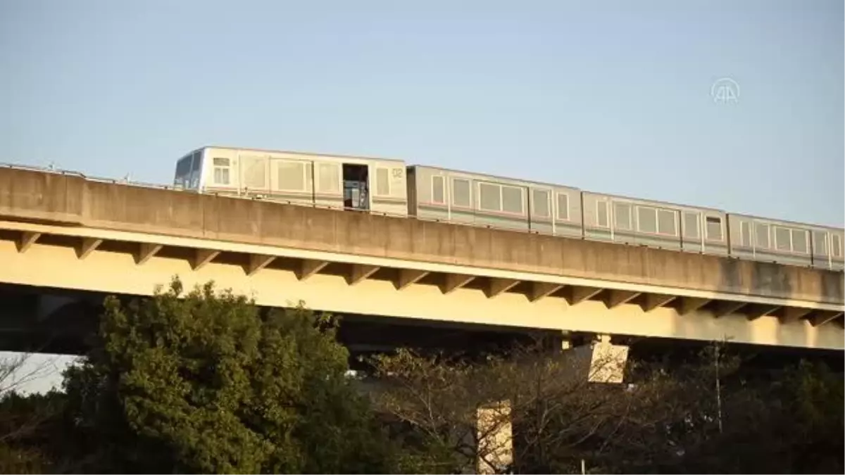 Deprem sonrası tren raydan çıktı