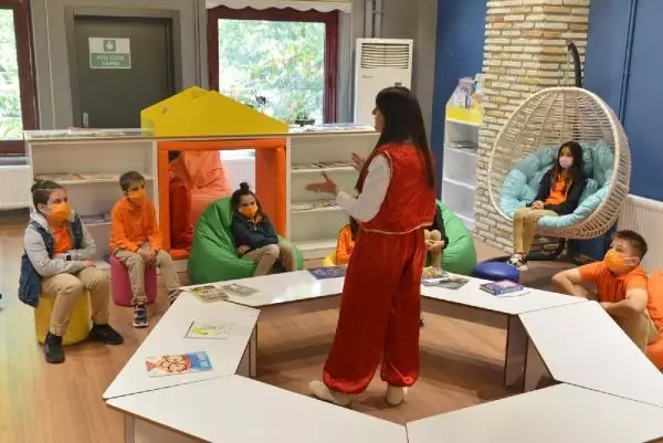 Dijital bağımlılığa karşı masal anlatan öğretmene ödül