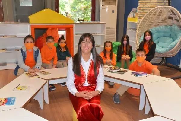 Dijital bağımlılığa karşı masal anlatan öğretmene ödül