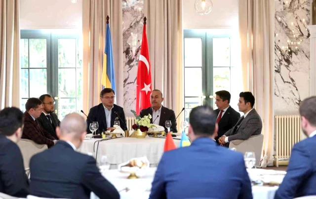 Dışişleri Bakanı Çavuşoğlu, Türk ve Ukraynalı iş adamlarıyla bir ortaya geldi