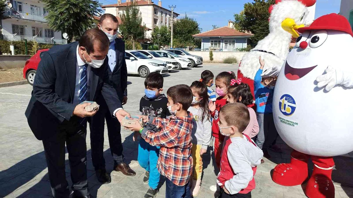 Dünya Yumurta Günü'nde çocuklara yumurta dağıtıldı