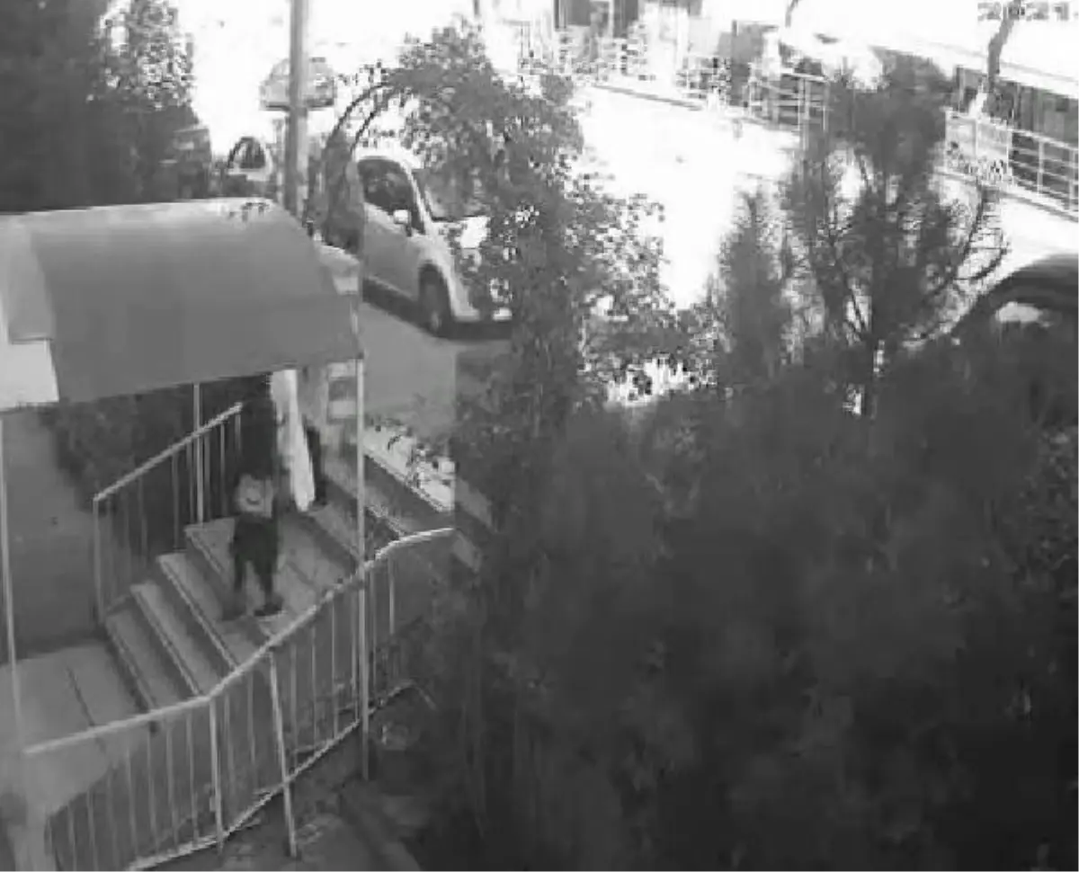 Evlerden 130 bin liralık ziynet eşyası çalan 4 kadın yakalandı