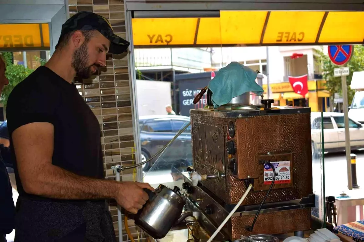 Genç çaycı, sosyal medyaya yüklediği videolarla fenomen oldu