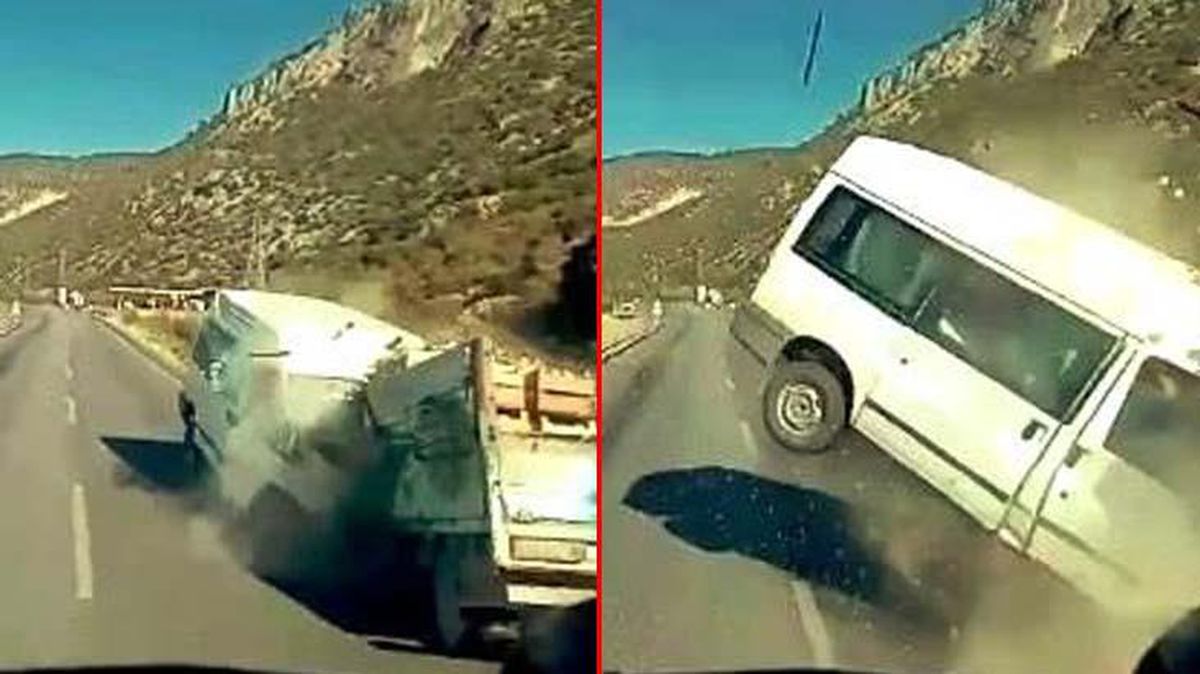Minibüs ile kamyonet kafa kafaya çarpıştı, feci kaza araç kamerasına yansıdı