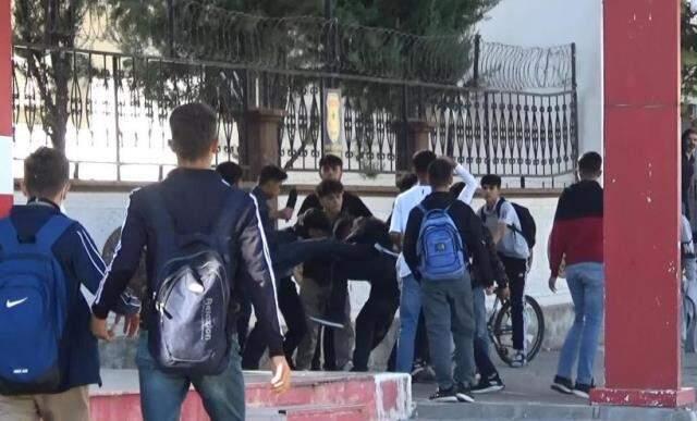 Burası Teksas değil, Diyarbakır'da bir okulun önü! Öğrencilerin bıçaklı kız kavgası kamerada