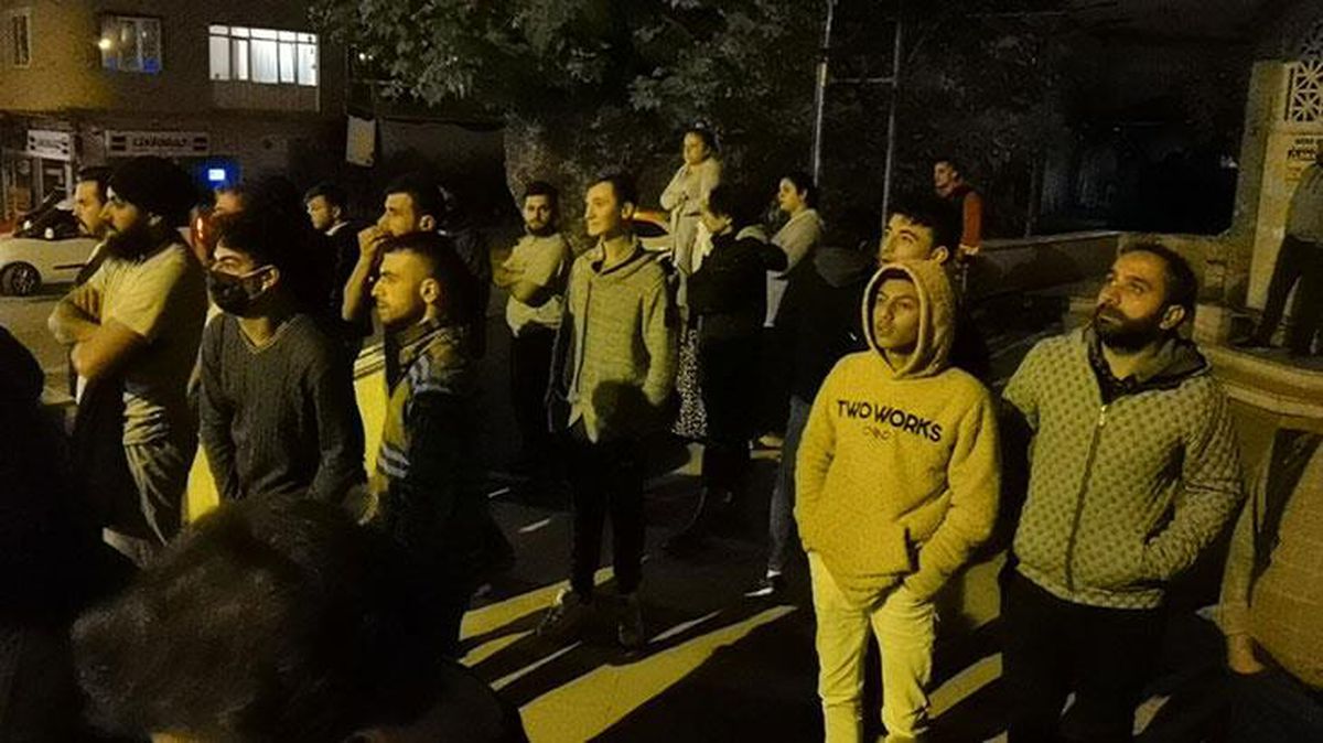 Gece yarısı yangın paniği! Apartmanın çatısı alev alev yandı, onlarca kişi sokağa çıkıp izledi