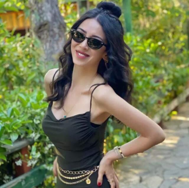 Kadıköy-Moda tramvayının kadın makinisti tüm algıları yıktı! Güzelliğiyle de dikkat çekiyor