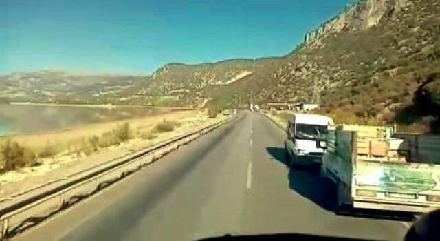 Minibüs ile kamyonet kafa kafaya çarpıştı, feci kaza araç kamerasına yansıdı