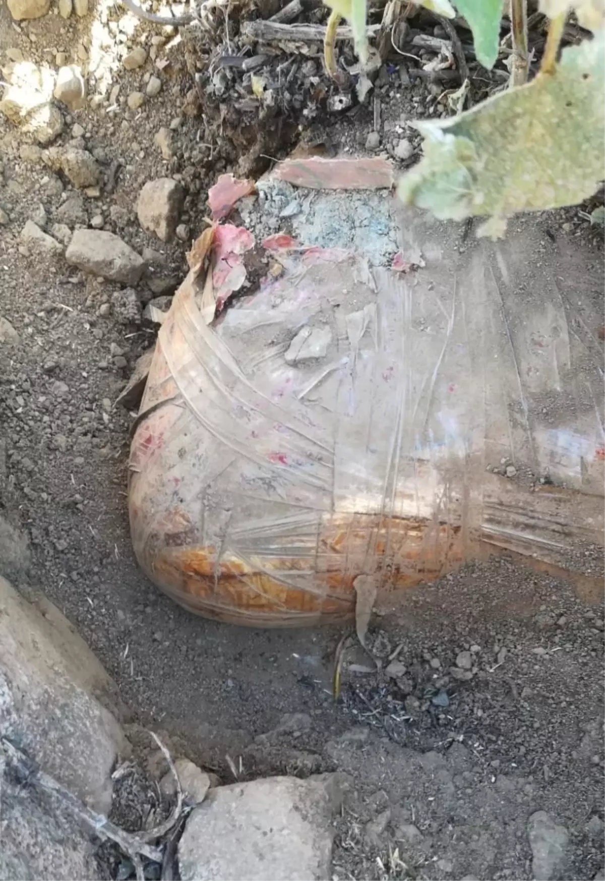 Hakkari'de PKK'lı teröristlerce kaya dibine tuzaklanan patlayıcı düzeneği bulundu