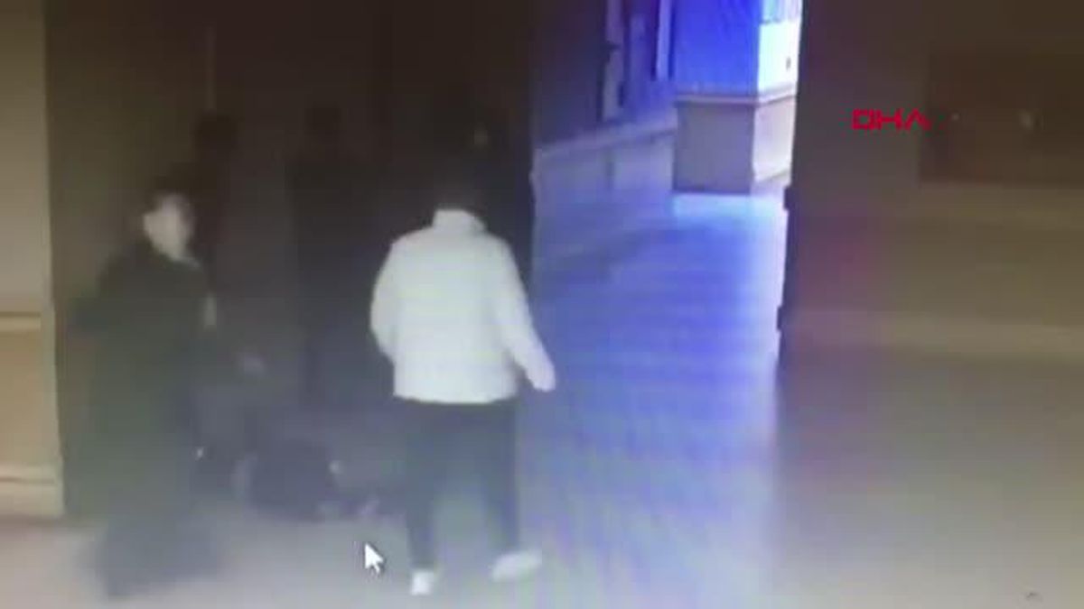 HASTA YAKININ SALDIRISINA UĞRAYARAK BAYGINLIK GEÇİREN GÜVENLİK GÖREVLİSİ KAMERADA