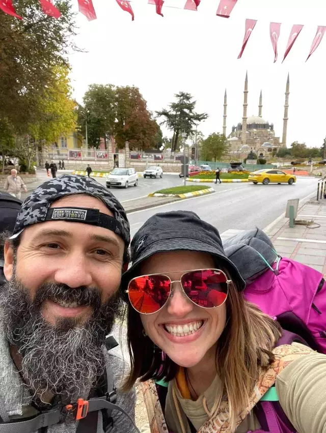 İşlerinden ayrılan Amerikalı ve Türk çift otostopla dünyayı geziyor