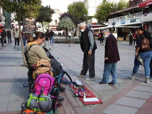 İşlerinden ayrılan Amerikalı ve Türk çift otostopla dünyayı geziyor