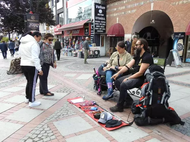 İşlerinden ayrılan Amerikalı ve Türk çift otostopla dünyayı geziyor
