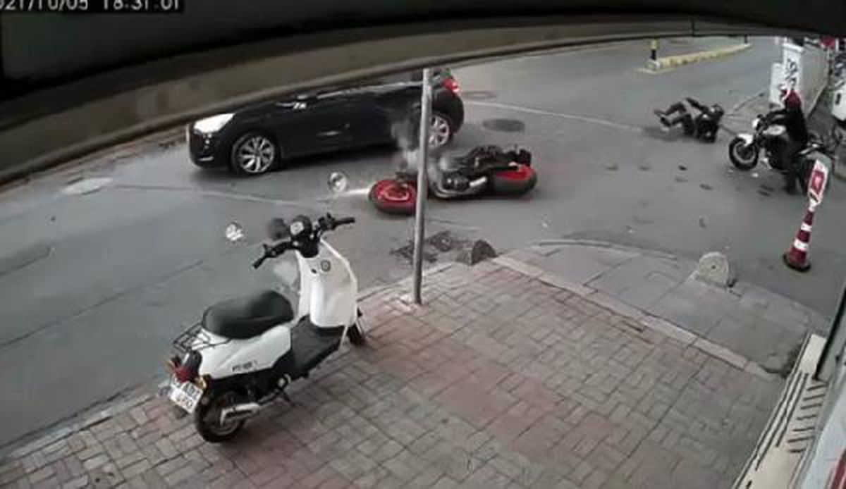 KADIKÖY'DE MOTOSİKLET KAZASI KAMERADA