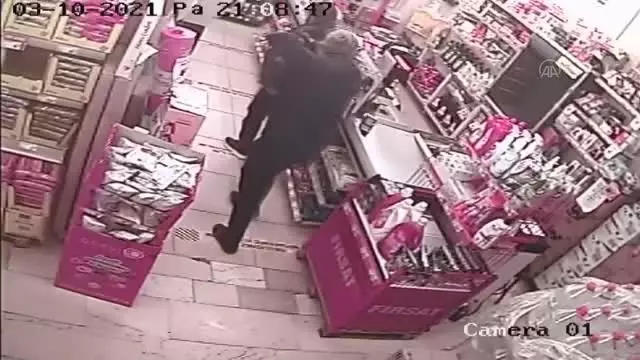 Kar maskeli gasp zanlısını yürüyüşü ele verdi
