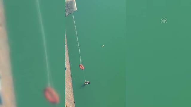 Köprüden göle düşen kadın balıkçı teknesiyle kurtarıldı - Haberler