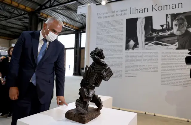 Bakan Mehmet Nuri Ersoy, eşi Pervin Ersoy'la birlikte 16. Contemporary İstanbul'u ziyaret etti