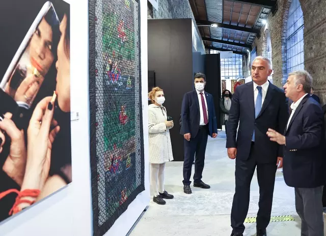 Bakan Mehmet Nuri Ersoy, eşi Pervin Ersoy'la birlikte 16. Contemporary İstanbul'u ziyaret etti