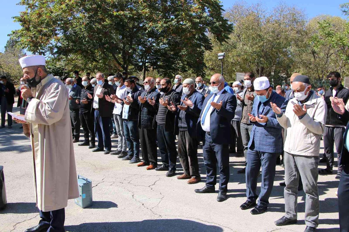 Kuraklığın etkisini gösterdiği Elazığ'da vatandaşlar yağmur duasında buluştu