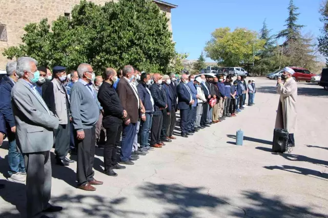 Kuraklığın etkisini gösterdiği Elazığ'da vatandaşlar yağmur duasında buluştu