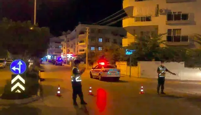 Karısını bıçakla öldürüp av tüfeğiyle intihara kalkıştı! Katil zanlısının marketten sürünerek çıktığı anlar kamerada