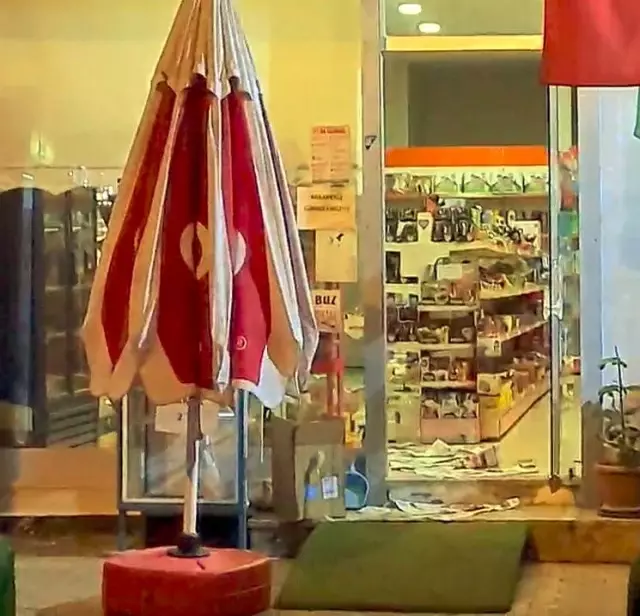 Karısını bıçakla öldürüp av tüfeğiyle intihara kalkıştı! Katil zanlısının marketten sürünerek çıktığı anlar kamerada