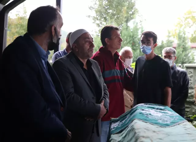 Son dakika haberleri... Olimpiyat şampiyonu Mete Gazoz'un kazada ölen anneannesinin cenazesi toprağa verildi