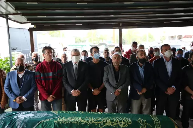 Son dakika haberleri... Olimpiyat şampiyonu Mete Gazoz'un kazada ölen anneannesinin cenazesi toprağa verildi