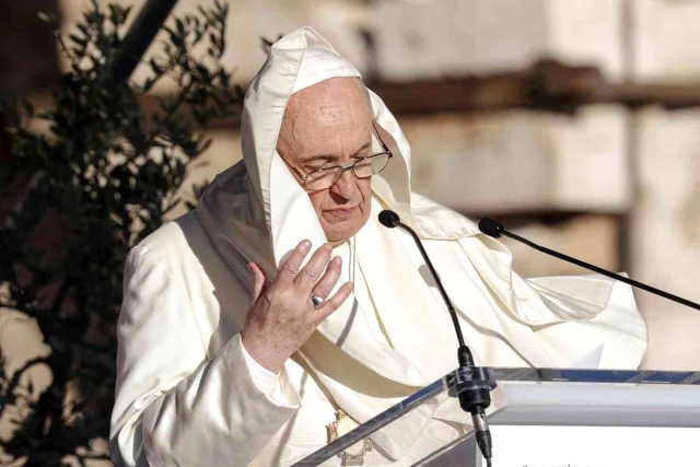 Papa'nın rüzgara karşı sıkıntı anları