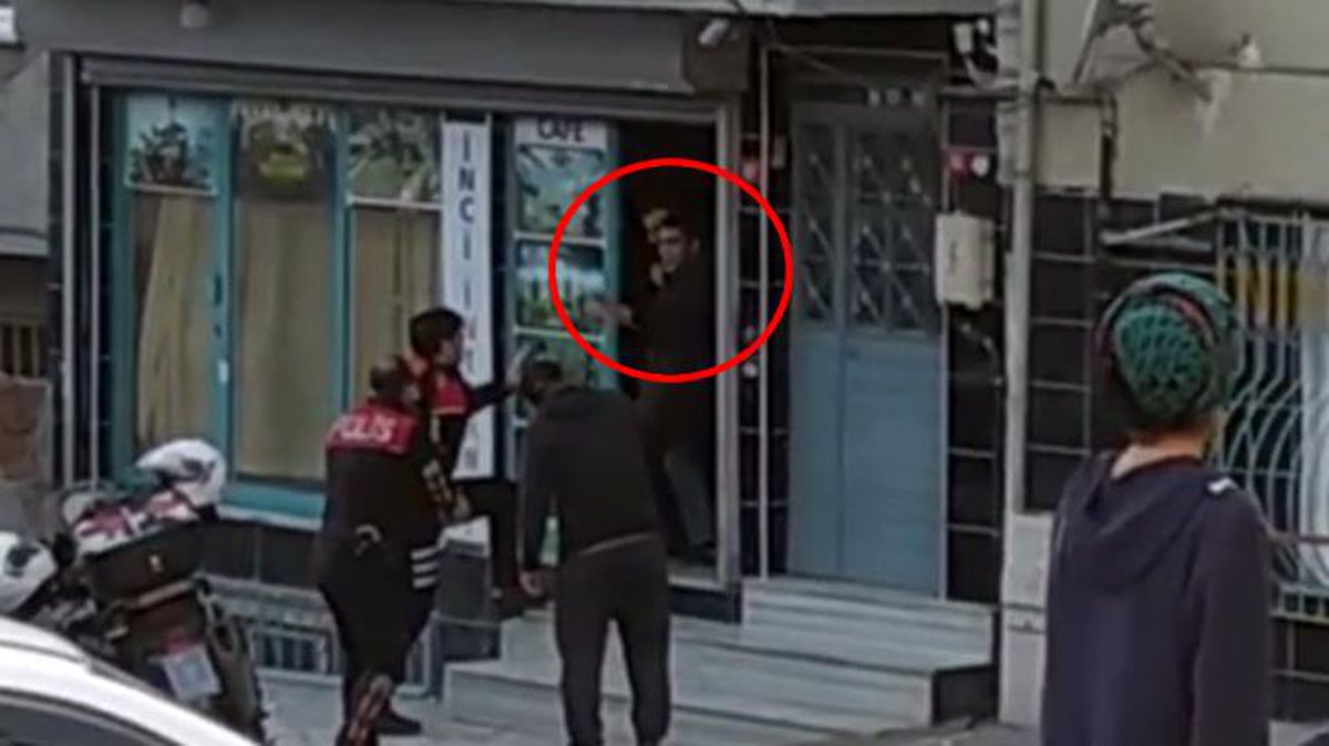 İstanbul'da hareketli dakikalar! Önce bıçağı kendi boynuna dayadı, sonra kafedeki kişiyi rehin aldı