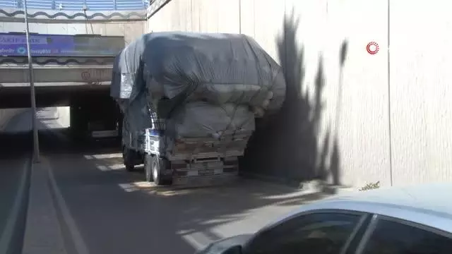 Saman yüklü kamyon alt geçide takıldı