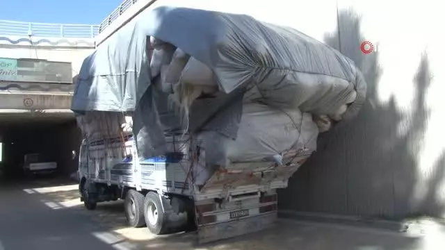 Saman yüklü kamyon alt geçide takıldı