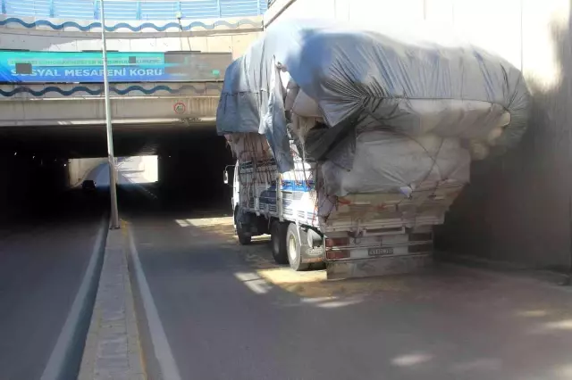Saman yüklü kamyon alt geçide takıldı