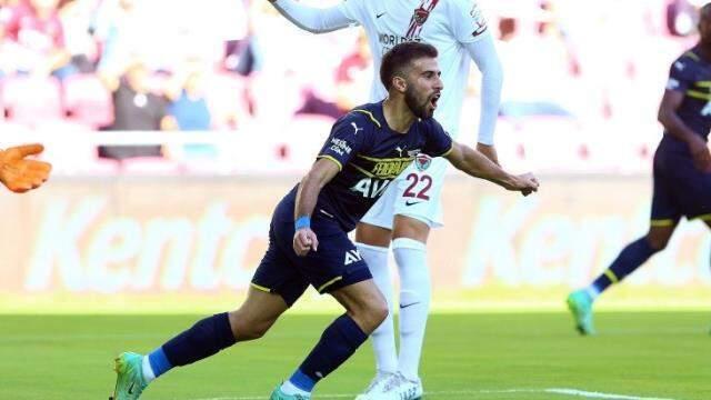 Pelkas hakkında şaşırtan 'kulübe' kararı! Diego Rossi, Fenerbahçe'de istikrarları değiştirdi