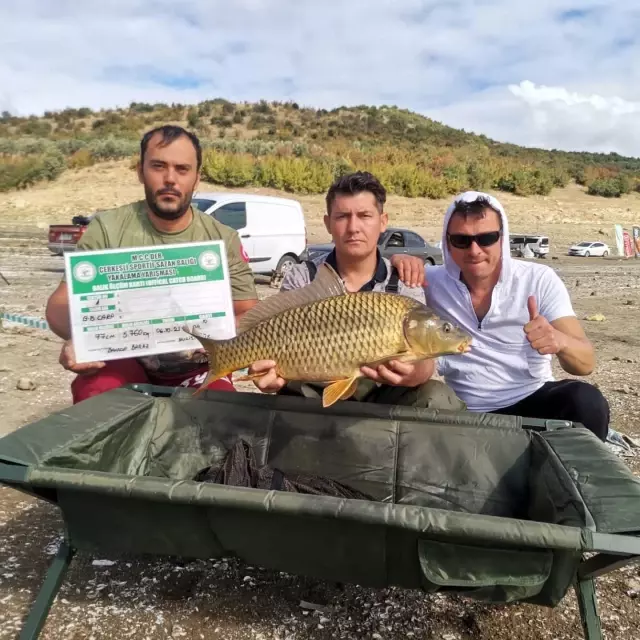 12 kilo 650 gramlık en büyük sazan balığı tutarak 7 bin lirayı kaptılar