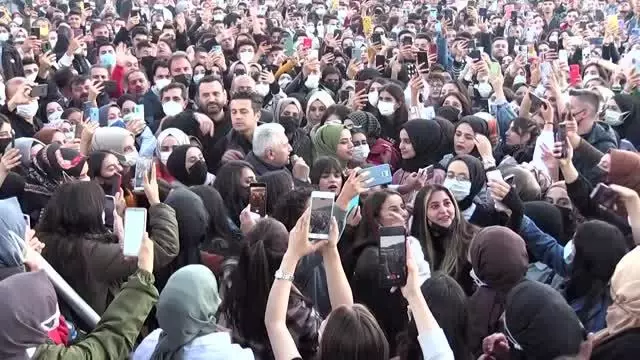 AK Parti Genel Başkanvekili Binali Yıldırım, müzikçi Soner Sarıkabadayı ile düet yaptı