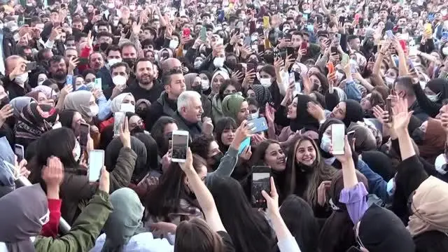 AK Parti Genel Başkanvekili Binali Yıldırım, müzikçi Soner Sarıkabadayı ile düet yaptı