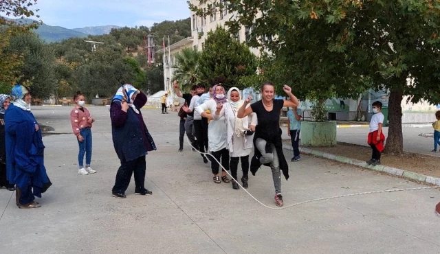 AK Partili bayanlardan eğlenceli aktiflik