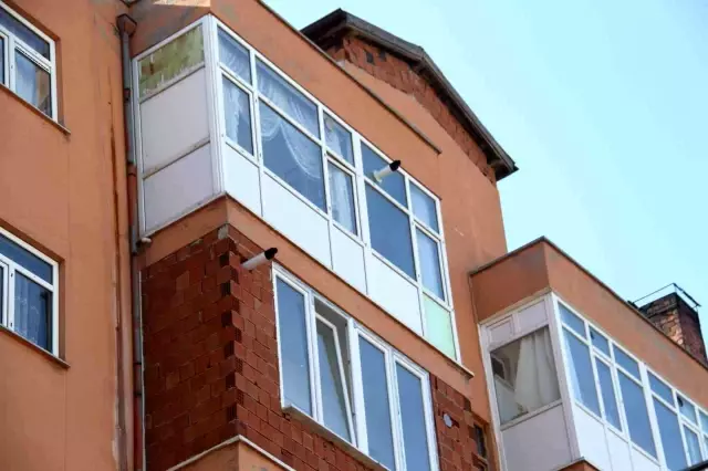 Balkondan düşen 8 yaşındaki çocuk hayatını kaybetti