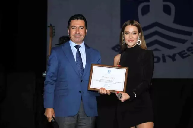 Bodrum'da Sarı yaz konserleri Derya Uluğ ile başladı