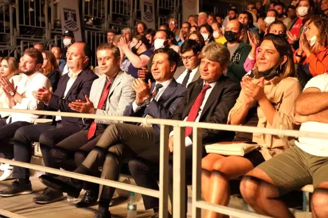 Bodrum'da Sarı yaz konserleri Derya Uluğ ile başladı