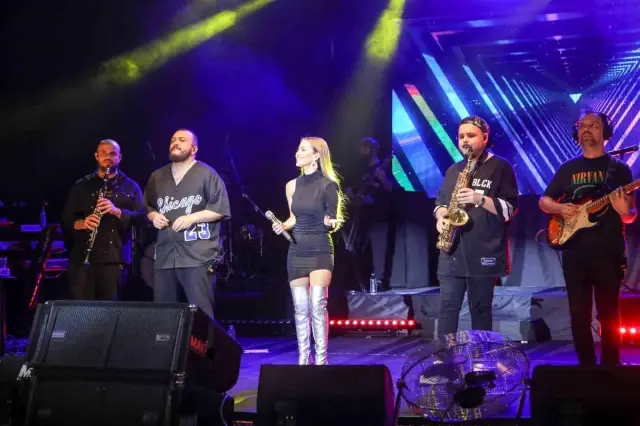 Bodrum'da Sarı yaz konserleri Derya Uluğ ile başladı