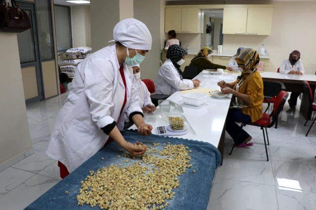 DİYARBAKIR- Hayırsever kadınlar Türk Kızılay için gönüllü üretim yapıyor