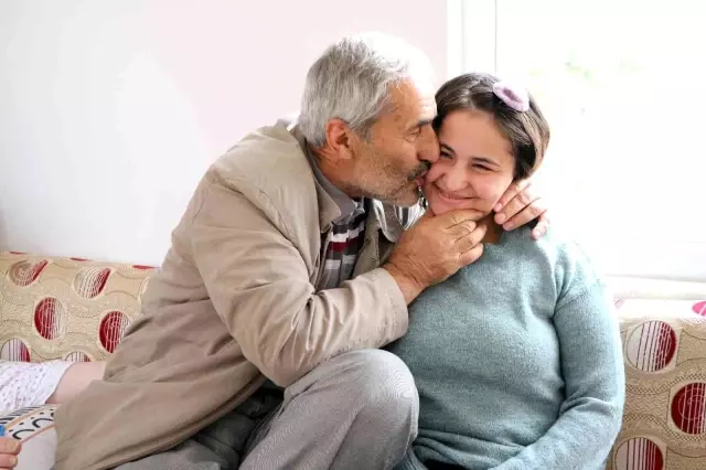 Fedakar anne ve baba, 35 yıldır 4 engelli çocuğuna sevgi ve şefkatle bakıyor