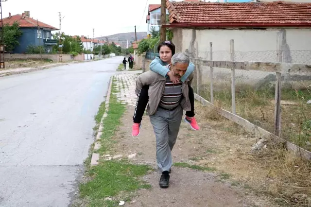 Fedakar anne ve baba, 35 yıldır 4 engelli çocuğuna sevgi ve şefkatle bakıyor