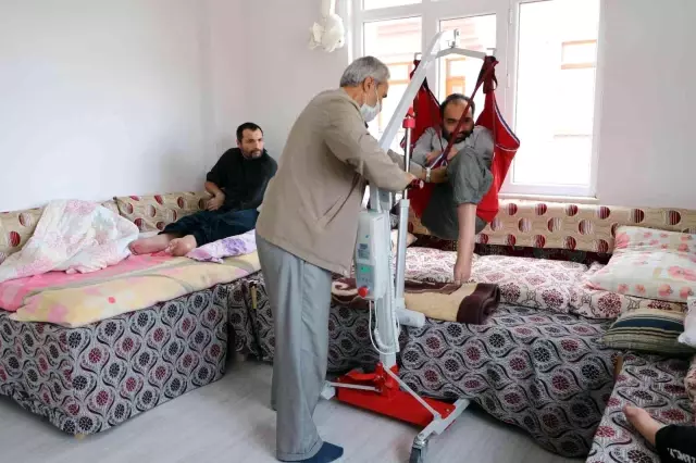 Fedakar anne ve baba, 35 yıldır 4 engelli çocuğuna sevgi ve şefkatle bakıyor